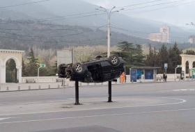В Тбилиси появились перевернутые автомобили 