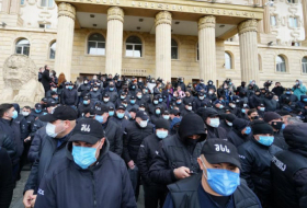 Параллельно с процессом Саакашвили, у Городского суда проходит акция – На месте мобилизовано большое количество правоохранителей
