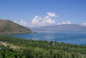 Озеро Айгр Лич – природный феномен и его «техногенный» сосед