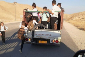 Езидские дети на пути в школу с нетерпением желая учиться