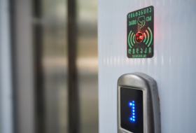 В Грузии начали производство сенсорных кнопок для лифтов и светофоров