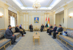 Заместитель спикера парламента Курдистана и принц Хазем Тахсин бег обсуждают выделение 5 мест езидским депутатам в парламенте Курдистана
