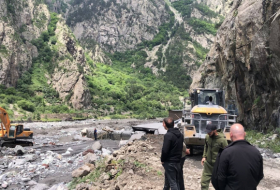 После стихии власти Грузии срочно ремонтируют дорогу на границе с Россией