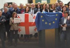 После провала законопроекта во втором чтении, депутаты от оппозиции заняли трибуну парламента и вывесили флаги Грузии и ЕС