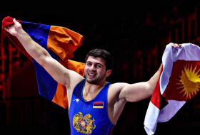 Malkhas Amoyan defeats Turkish wrestler becoming three-time European champion