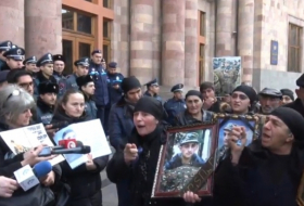 Relatives of the murdered young Yazid soldier came to the building of the government of Armenia, where the incident occurred