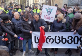 Свист и баннеры: оппозиция возобновила акции протеста в Тбилиси