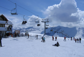На горнолыжных курортах Грузии с 8 марта заработали подъемники и другая инфраструктура тут же выстроились очереди