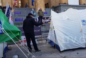 Протесты продолжаются: члены «‎Движения за свободу» установили две новые палатки перед зданием парламента