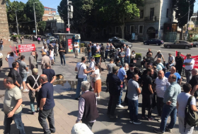Гомофобы снесли палатки оппозиции перед парламентом Грузии и напали на журналистов