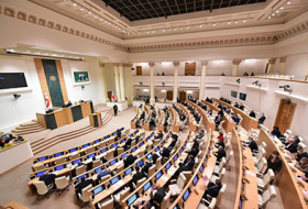 Сегодняшнее заседание парламента Грузии началось со стычки